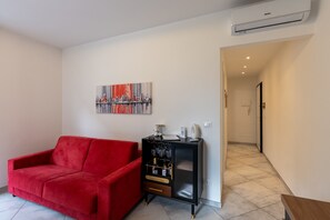 TV - Apartment "Casa Daniele Vista Mare - Sanremo" by the Sea with Balcony, AC and Wi-Fi (Sanremo)