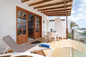 Outdoor dining - Vacation home "Casa Drago" with sea view, private terrace & WLAN (Haría)