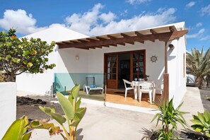 Outdoor dining - Vacation home "Casa Drago" with sea view, private terrace & WLAN (Haría)