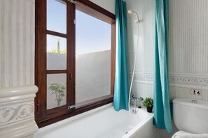 Bathtub, free toiletries, hair dryer, towels - Vacation home "Casa Drago" with sea view, private terrace & WLAN (Haría)