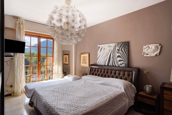 5 bedrooms, iron/ironing board, free WiFi, bed sheets