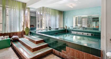 Vacation Home "Casa Vacanza il Noce" with Indoor Pool, 4 Balconies & Wi-Fi