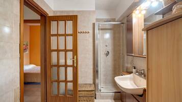 Badewanne, Haartrockner, Handtücher