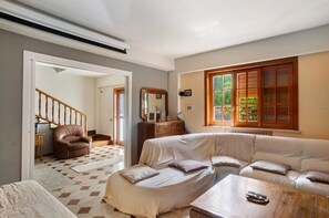 Televisio, takka, videopelejä, DVD-soitin