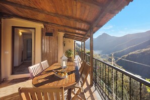 Outdoor dining - Agriturismo U'Spigu da Nonna Annetta – Apartment Rosmarino with Mountain View (Nasino)