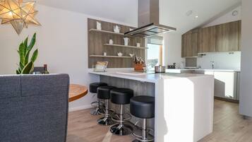 Jääkaappi, astianpesukone, vedenkeitin, leivänpaahdin