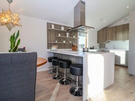 Refrigerador, lavavajillas, tetera/pava eléctrica, tostadora