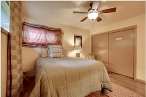 Room - Home with Giant Redwood’s on the Eel River (w/river access) (Rio Dell)