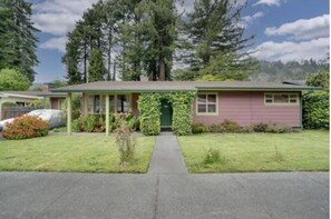 Exterior - Home with Giant Redwood’s on the Eel River (w/river access) (Rio Dell)