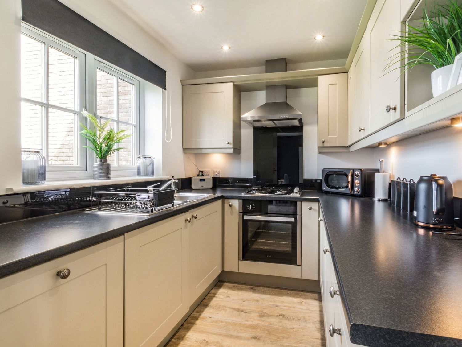 Geladeira, lava-louças, chaleira elétrica, torradeira