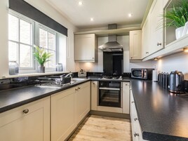 Réfrigérateur, lave-vaisselle, bouilloire électrique, grille-pain