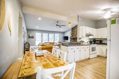 Spacious Trailside Escape w/Bunk Room