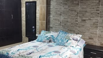 3 bedrooms, desk, iron/ironing board, free WiFi