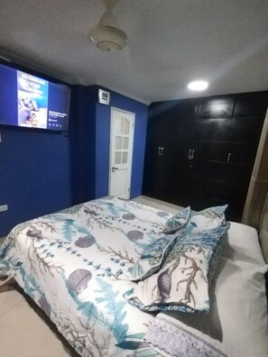 3 quartos, escrivaninha, ferros/tábuas de passar roupa