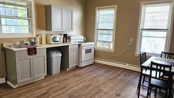 雪櫃、微波爐、咖啡機/沖茶器、廚房用具/餐具/器皿