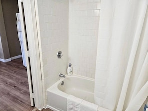 Baignoire, serviettes fournies
