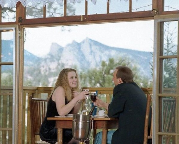Outdoor dining - In the heart of Estes Park- minutes from Rocky Mountain National Park (Estes Park)