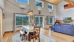 智能电视、壁炉、DVD 播放器、书