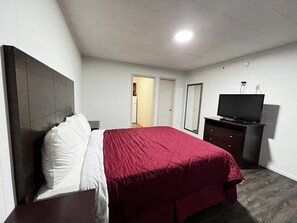 Deluxe-Einzelzimmer, 1 Queen-Bett, Nichtraucher, Kochnische | Kostenloses WLAN, Bettwäsche