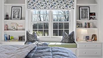 7 bedrooms, desk, iron/ironing board, travel crib