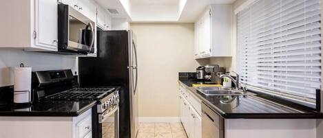 Réfrigérateur, micro-ondes, plaque de cuisson, lave-vaisselle