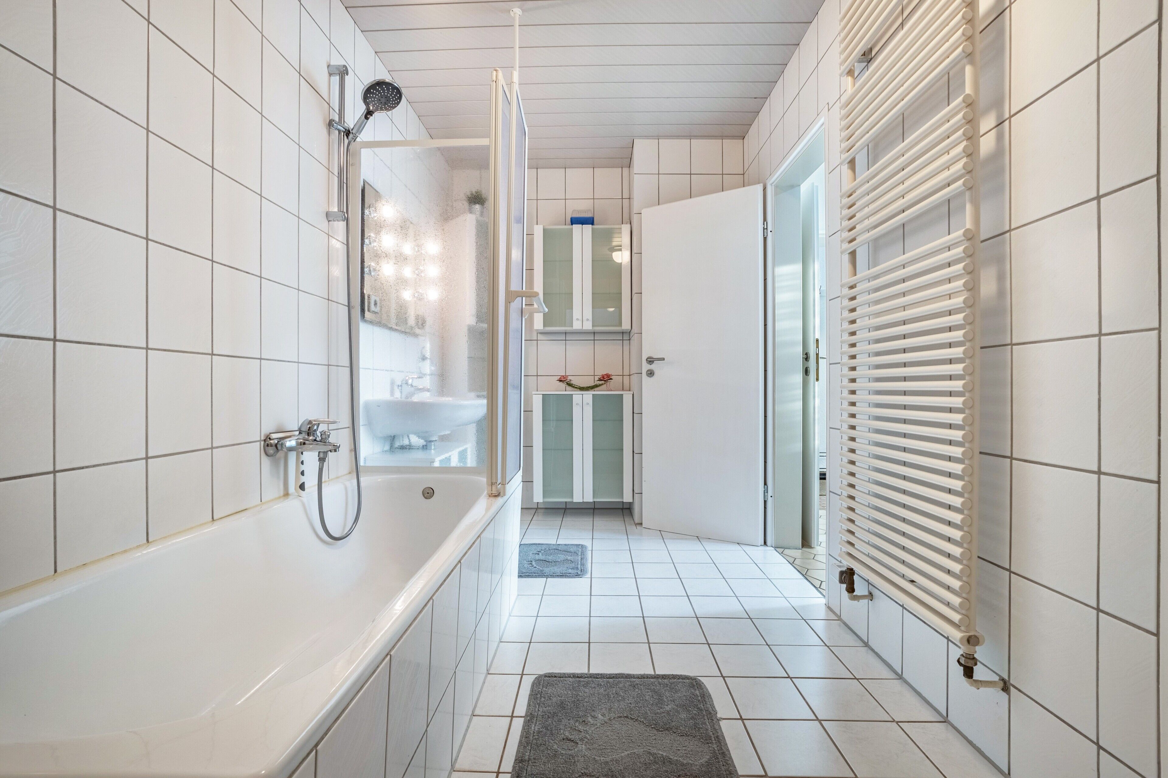 Badewanne, Haartrockner, Handtücher