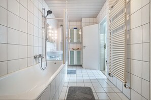 Baignoire, sĂšche-cheveux, serviettes fournies