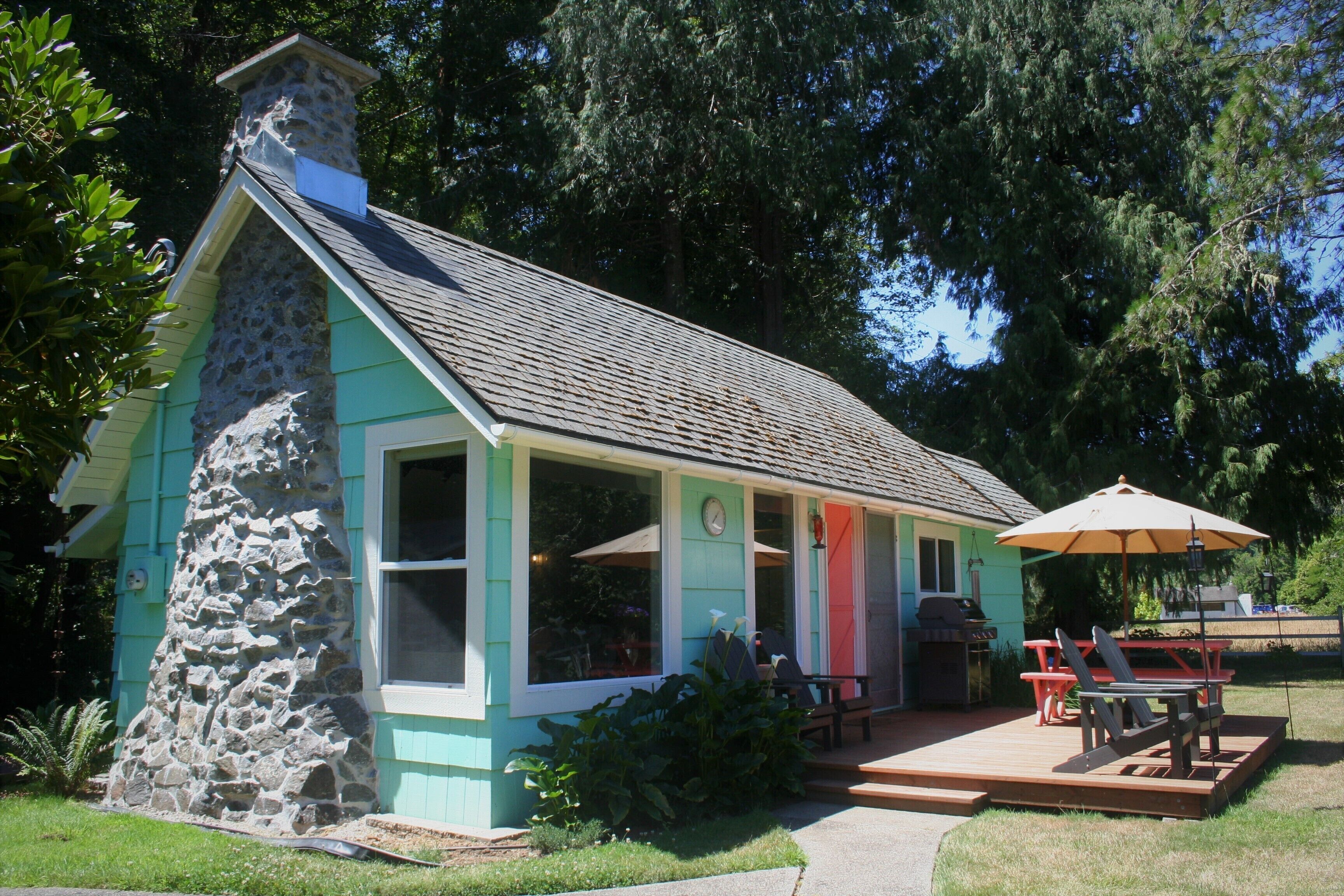 Charming waterfront cottage with fireplace and deep water dock