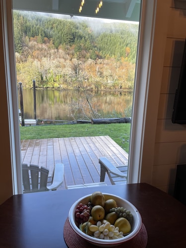 Charming waterfront cottage with fireplace and deep water dock