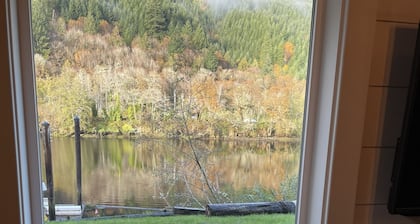 Charming waterfront cottage with fireplace and deep water dock