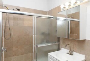 Dusche, Haartrockner, Seife, Shampoo