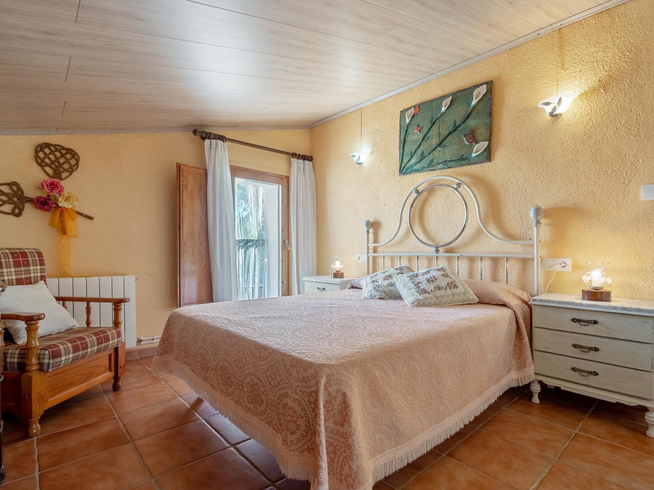 4 habitaciones, tabla de planchar con plancha, wifi y ropa de cama 