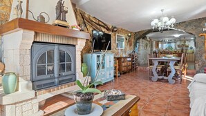 Una sala de estar acogedora con chimenea, comedor y cocina.