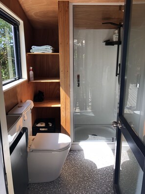 シャワー、ヘアドライヤー、バスローブ、タオル