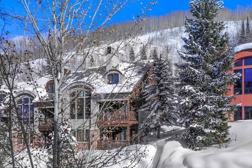 Cozy Ski-In/Out Condo: Balcony, Mountain Views, Pool, Hot Tub, Gas Fireplace, Outdoor Adventures!