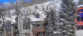 Cozy Ski-In/Out Condo: Balcony, Mountain Views, Pool, Hot Tub, Gas Fireplace, Outdoor Adventures!