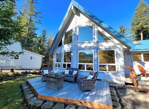 Hiking & Skiing! River & Mountain views! Hot Tub!