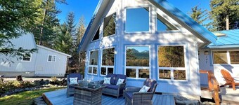 Hiking & Skiing! River & Mountain views! Hot Tub!