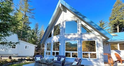 Hiking & Skiing! River & Mountain views! Hot Tub!