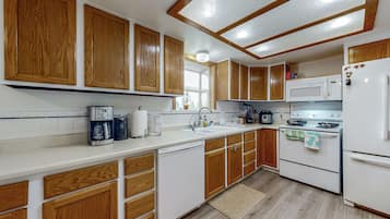 冰箱、微波炉、烤箱、炉灶