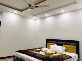 Deluxe Room | Iron/ironing board