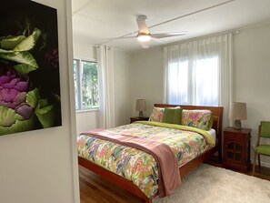 3 bedrooms, desk, bed sheets