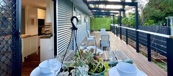 Kookaburra Cottage on sub-tropical island near Dalpura Beach