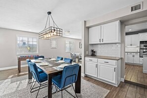 Dining - 4BR Gilbert Home | Dog Friendly | Ping Pong & Foosball | Large backyard | Downtown Less Than 1 Mile (Gilbert)