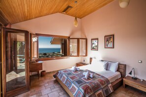 4 bedrooms, iron/ironing board, internet, bed sheets