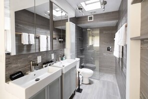 Bathtub, hair dryer, towels - The Urban Cowboy - Old Town Scottsdale (Scottsdale)