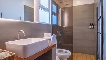 Douche, sĂšche-cheveux, bidet, serviettes fournies