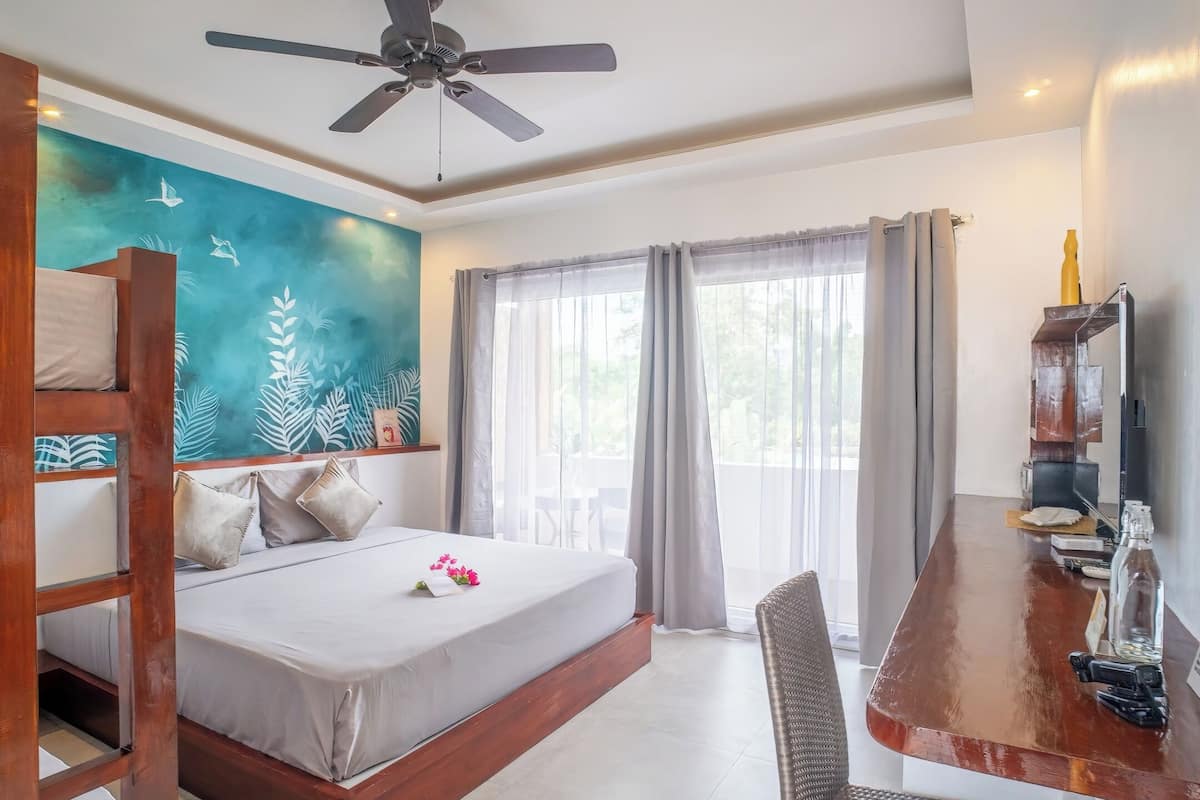 Quarto quádruplo, sacada, vista para a piscina | Camas Tempur-Pedic, cofres nos quartos, escrivaninha, Wi-Fi de cortesia
