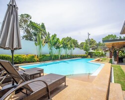 Una piscina al aire libre
