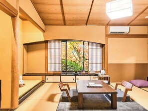 Quarto tradicional, para não fumantes (Japanese Suite, with Open Air Bath) | Cofres nos quartos, individualmente decorados, Wi-Fi de cortesia